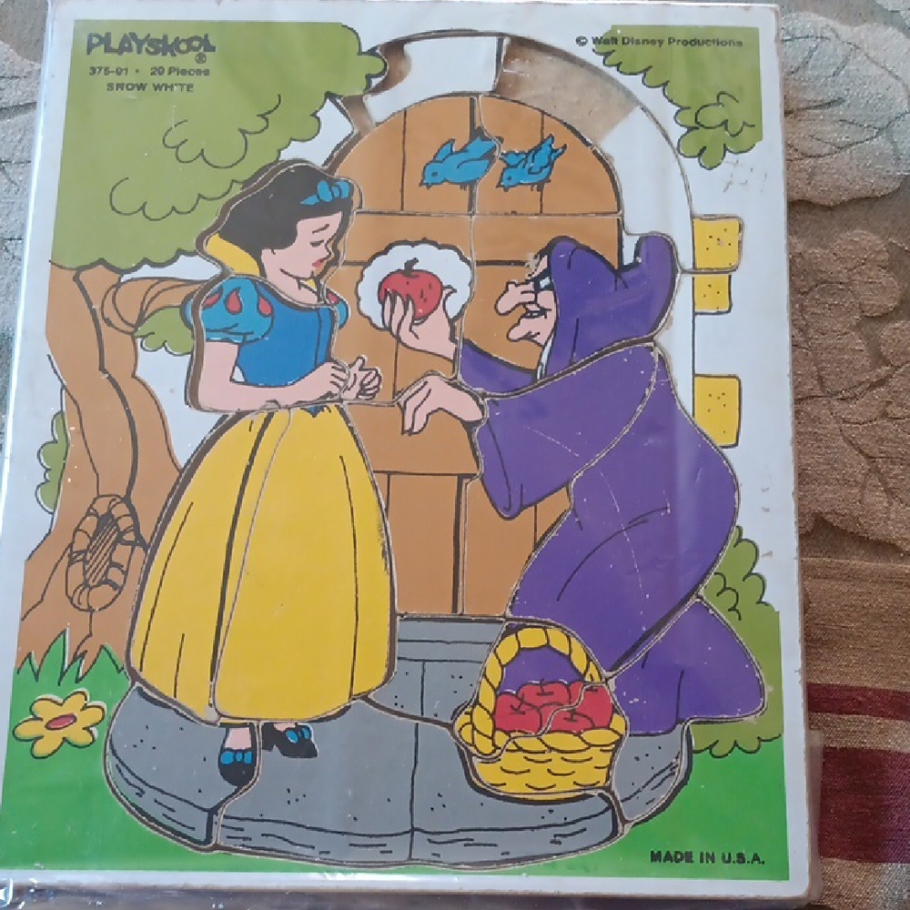 Yellow and Purple Snow White  Cartoon Puzzle Game